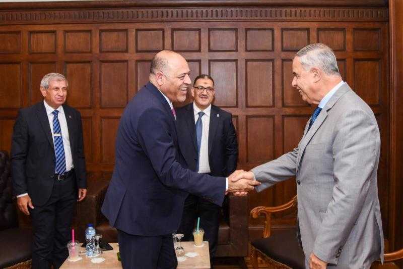 وزير العمل ومحافظ الإسكندرية يفتتحان ندوة تثقيفية حول قانون العمل الجديد