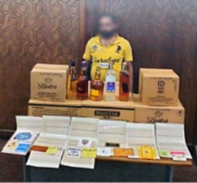 المتهم بحوزة المضبوطات