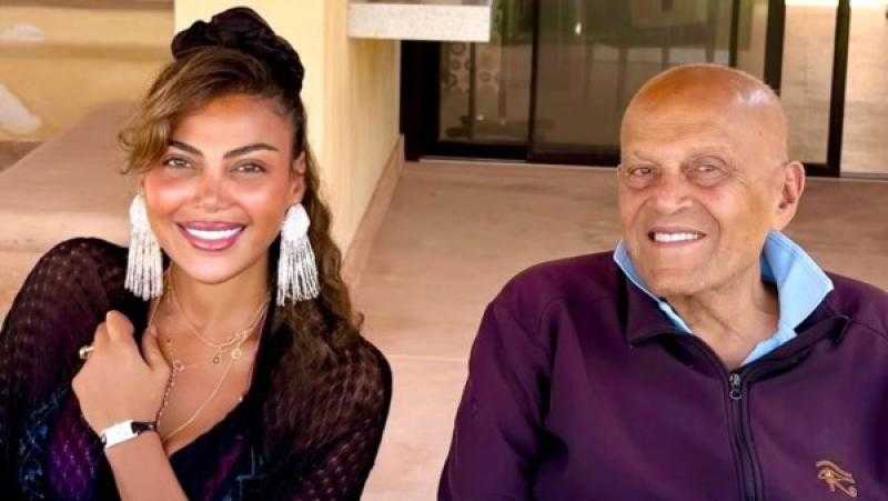 ريهام حجاج تشارك جمهورها لقطة مع الدكتور مجدي يعقوب من الساحل الشمالي