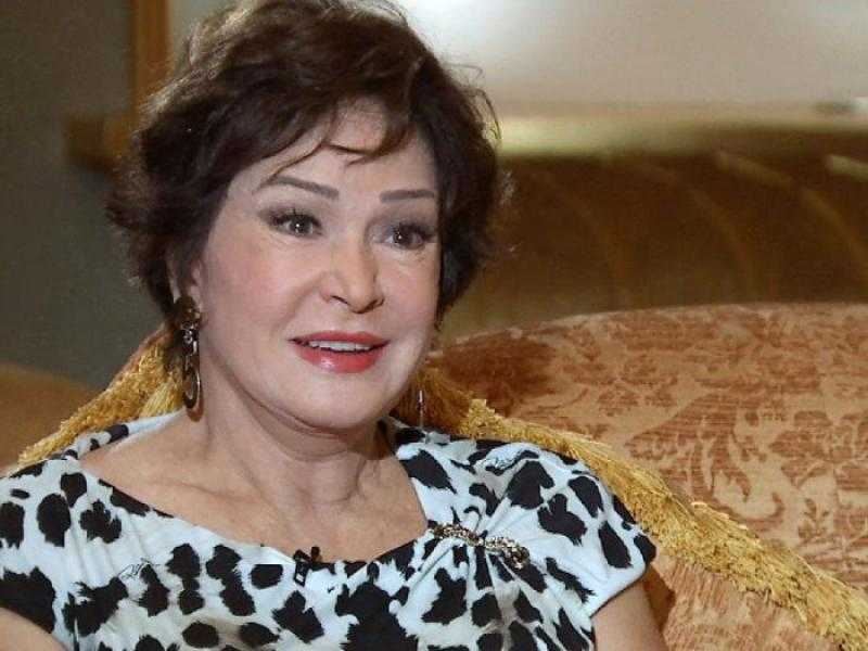 لبلبة تقدم نصيحة كوميدية ”غير تقليدية” للإقلاع عن التدخين بلهاية أطفال