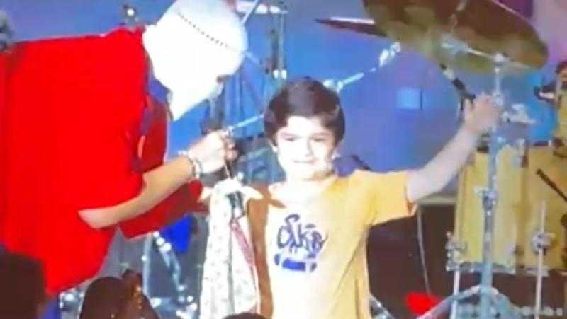 ظهور أول شبيه للمطرب المقنع تووليت في مهرجان العلمين