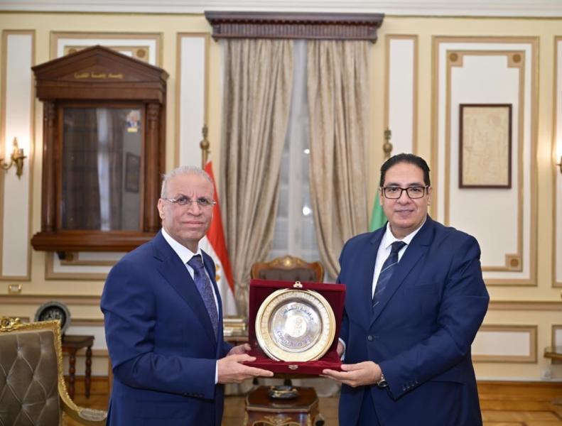 رئيس جامعة القاهرة يبحث مع السفير العراقي آفاق التعاون الأكاديمي ورعاية الطلاب العراقيين الدارسين بالجامعة