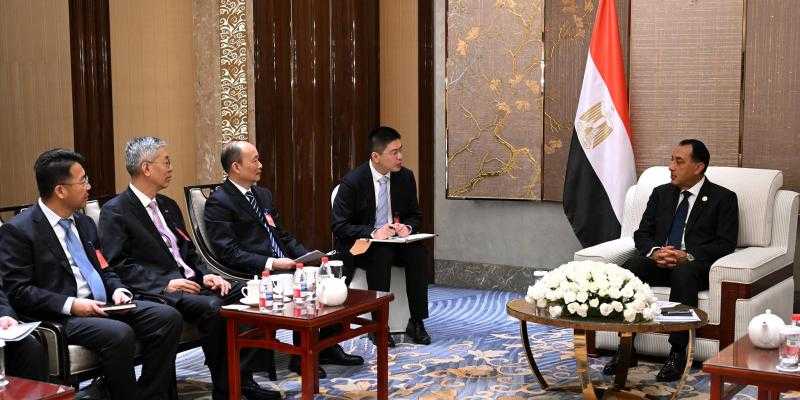 عقب وصوله بكين.. رئيس الوزراء يلتقي رئيس شركة CNCEC الصينية للبتروكيماويات