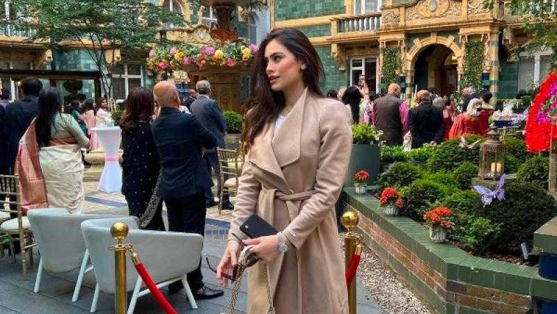 هاجر أحمد تتألق بإطلالة رومانسية رفقة زوجها