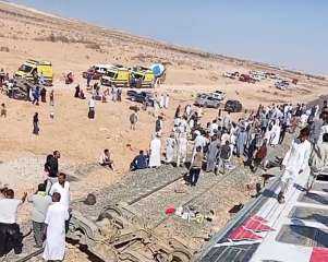 ننشر الصور الأولى لخروج عربات قطار مطروح عن القضبان قرب محطة فوكه