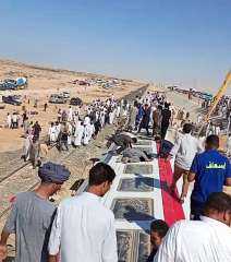تطورات حادث قطار مطروح.. استمرار عمليات الإنقاذ وسيارات الإسعاف تنقل الضحايا