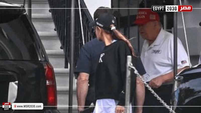 ترامب يظهر وهو يصطحب أحفاده