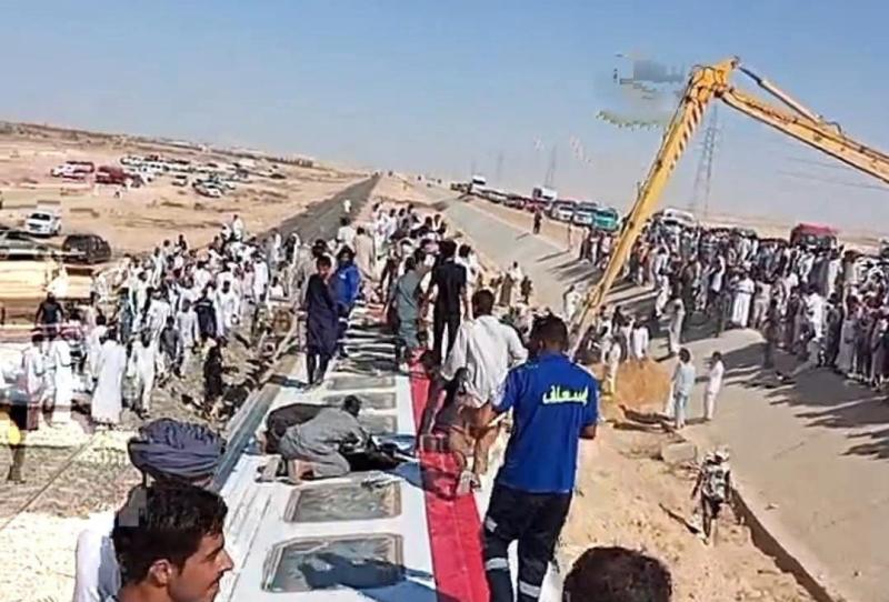 الفريق كامل الوزير يصل موقع حادث قطار مطروح لمتابعة الموقف ميدانيًا