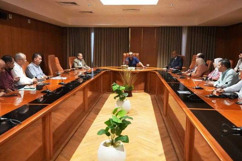 محافظ أسيوط: إعادة توزيع الكوادر الهندسية لدعم المشروعات التنموية وسد العجز بالإدارات