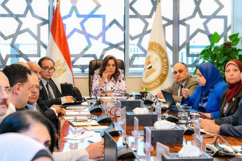 وزيرة البيئة تلتقى بالقيادات والعاملين بالإدارة المركزية للتغيرات المناخية لمتابعة سير العمل بملفات قضايا تغير المناخ