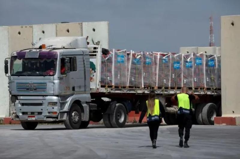 استئناف دخول المساعدات الإنسانية إلى الفلسطينيين بقطاع غزة