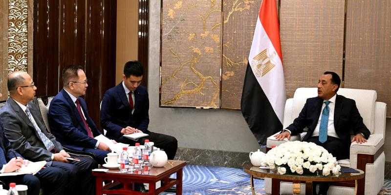 رئيس الوزراء يلتقي رئيس مجلس إدارة شركة ”تيدا” الصينية القابضة