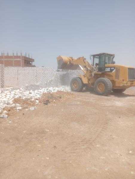 إزالة 24 حالة تعدي خلال حملة إزالة مكبرة بمدينة إسنا بالأقصر