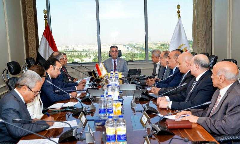 وزير التموين يجتمع مع قيادات الشركة القابضة والشركات التابعة لمتابعة توافر السلع وضبط الأسواق