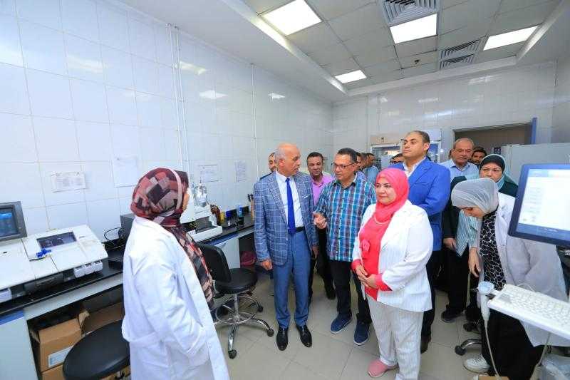 رئيس جامعة كفر الشيخ يتابع سير العمل والاطمئنان علي مستوي الخدمات الطبية المقدمة للمرضي بالمستشفي الجامعي