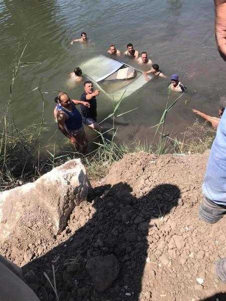 مصرع شخص وإصابة نجله إثر سقوط سيارة في ترعة بقرية الخادمية بكفر الشيخ