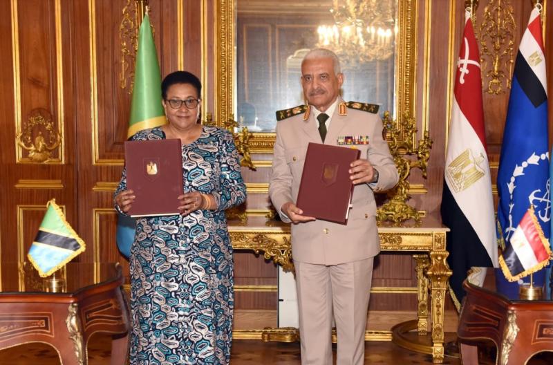 الفريق أول عبدالمجيد صقر يبحث تعزيز التعاون مع وزيرة الدفاع التنزانية