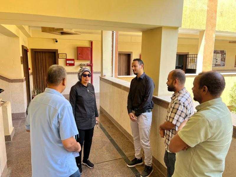 رئيس جامعة الأقصر تتفقد أعمال تقديمات الطلاب بجامعة الأقصر الأهلية