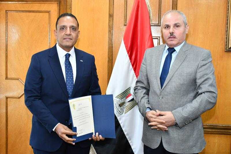 رئيس جامعة قناة السويس يُكلف الدكتور أحمد عزمي عميدًا لكلية التجارة