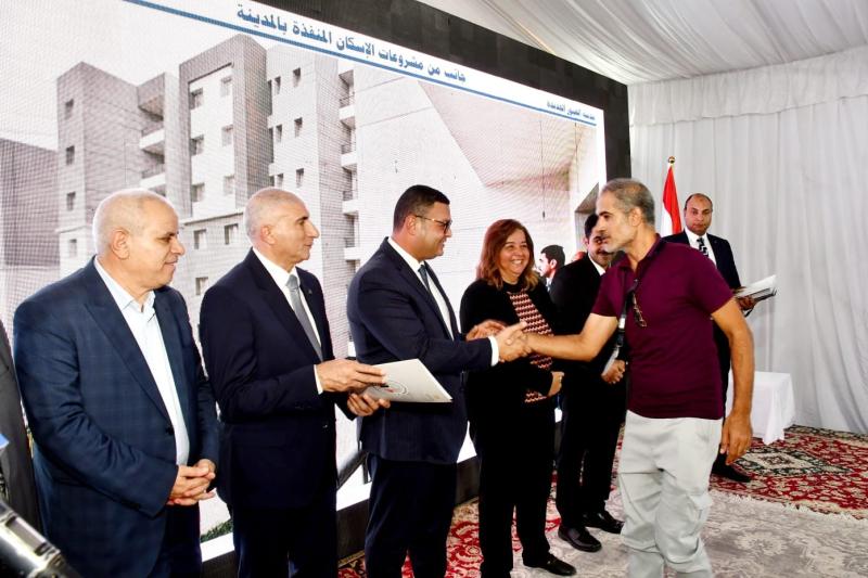 وزير الإسكان يسلم عقود وحدات ”سكن لكل المصريين” بإعلاني العاشر والرابع عشر