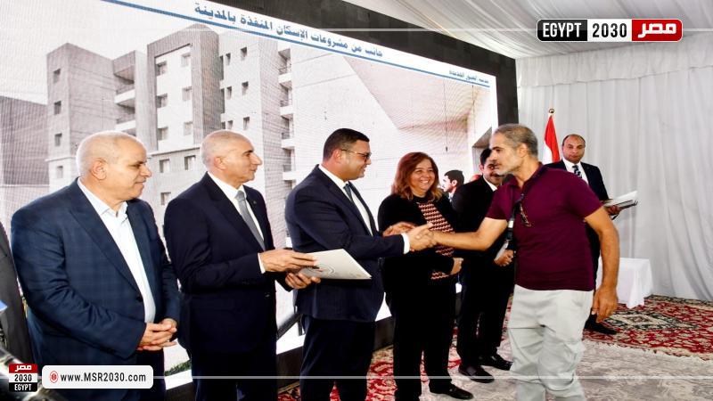 وزير الإسكان يسلم عقود وحدات سكن لكل المصريين