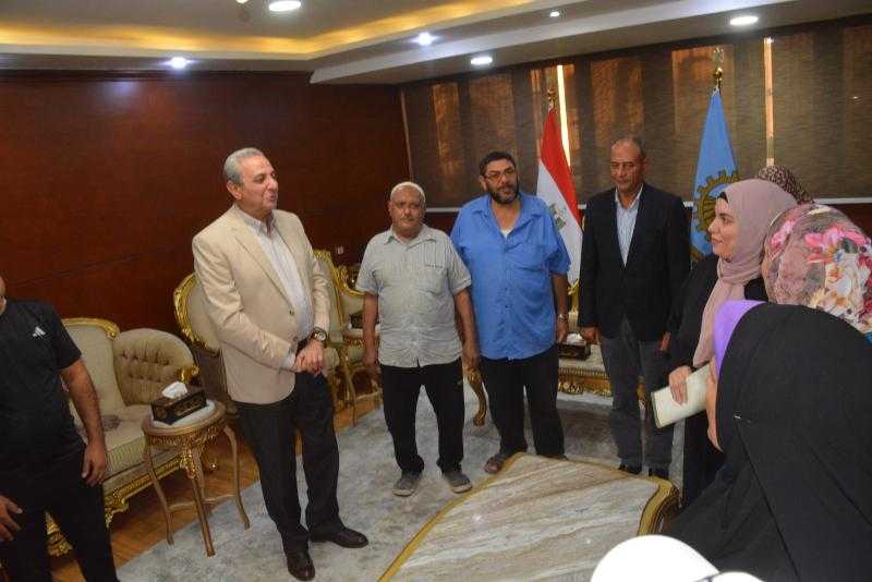 محافظ الغربية يسلم عقود 120 وحدة سكنية جديدة لأهالي أبو شاهين