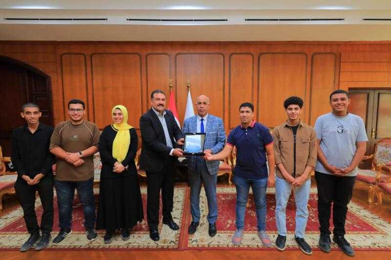 رئيس جامعة كفرالشيخ يكرم طلاب الجامعة الفائزين بالمركز الثاني في ريادة الأعمال بالملتقى القمي الأول للابتكار المستدام