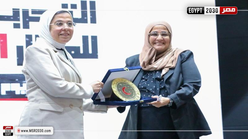 آمال إمام، المديرة التنفيذية للهلال الأحمر المصري وعايدة السيد الأمين العام للهلال الأحمر السوداني