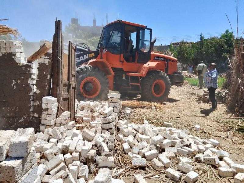 إزالة ٩ حالات تعدى في المهد .. واسترداد ٧ حالات غير مستوفاة لضوابط التقنين بمدينة أرمنت بالأقصر