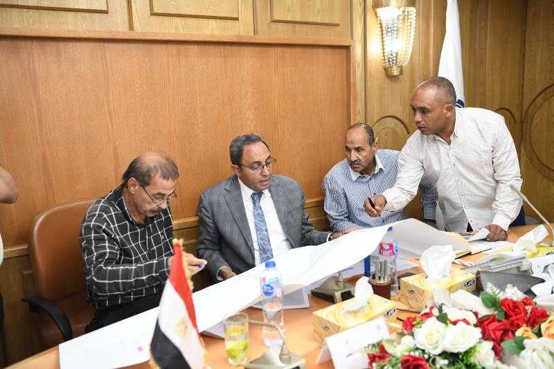 محافظ قنا يبحث معالجة النقاط السوداء على الطرق السريعة للحد من الحوادث