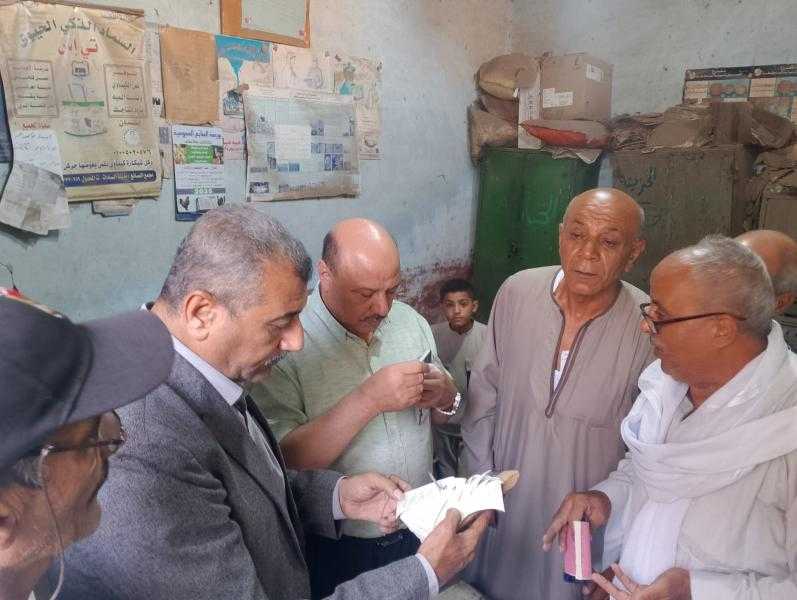 رئيس الإدارة المركزية للتعاون الزراعي يتابع أعمال صرف الأسمدة في جمعيات أسيوط