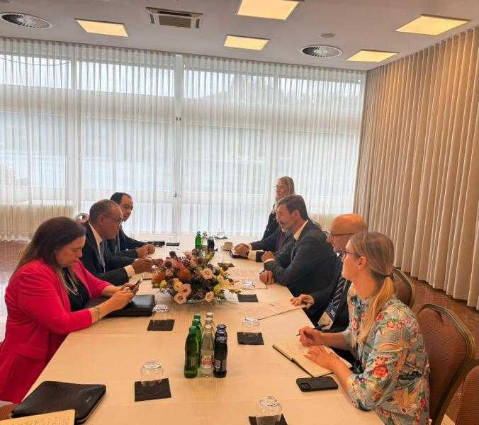 وزير الخارجية يلتقي نظيره السلوفاكي ويبحثان دعم العلاقات  الثنائية