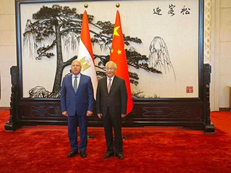 وزير الصناعة يلتقي نائب رئيس مجلس الدولة الصيني المختص بقطاعي النقل والصناعة وبحضور وزير الصناعة الصيني