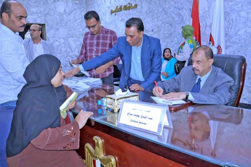 محافظ سوهاج يعقد اللقاء الجماهيري الأسبوعي للاستماع إلى شكاوى وطلبات المواطنين