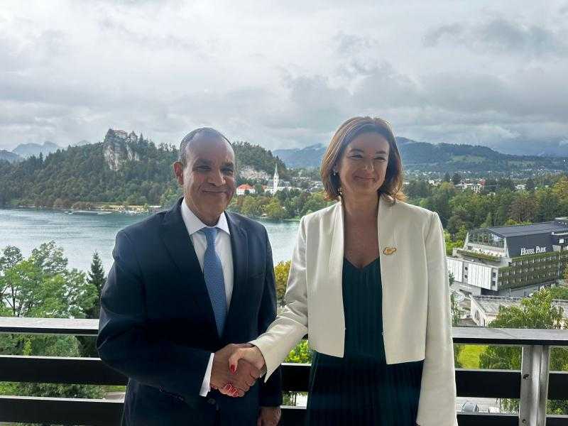 وزير الخارجية يعقد جلسة مباحثات مع نائبة رئيس الوزراء وزيرة خارجية سلوفينيا