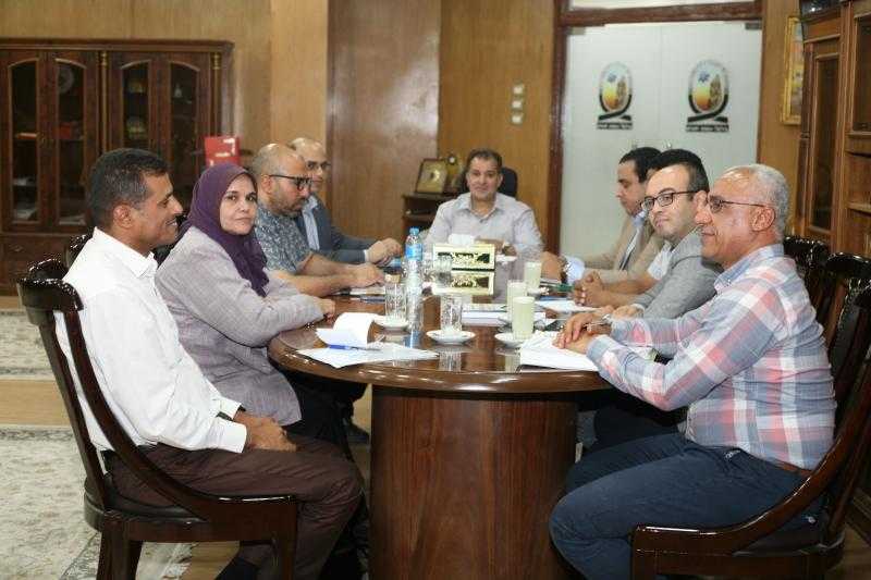 رئيس جامعة جنوب الوادي يناقش استعدادات الجامعة الأهلية للعام الجامعي الجديد