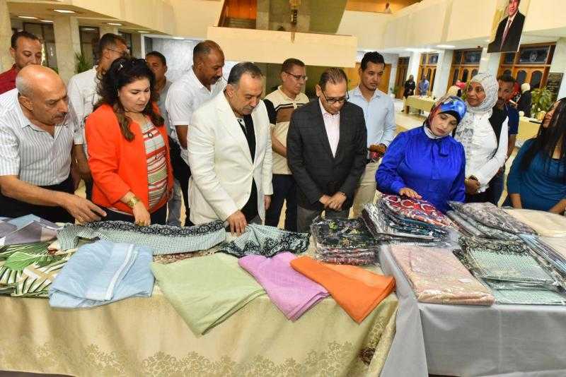 محافظ أسيوط يتفقد معرض بأيدينا نصنع ضمن مبادرة تأهيل الشباب والفتيات على الحرف اليدوية وريادة الأعمال
