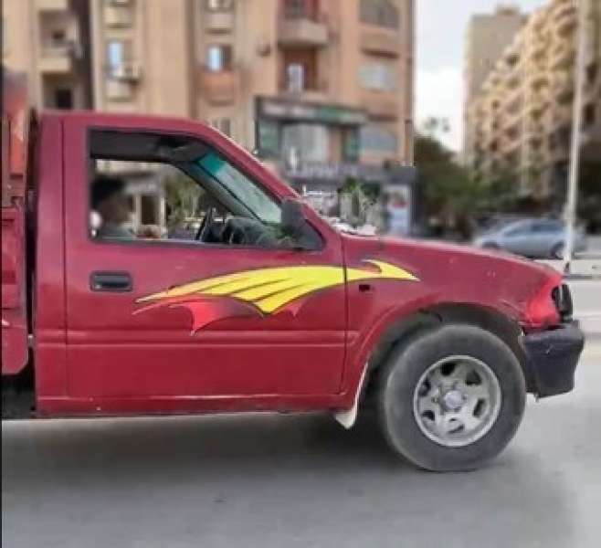 طفل يقود سيارة