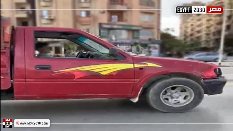 طفل يقود سيارة