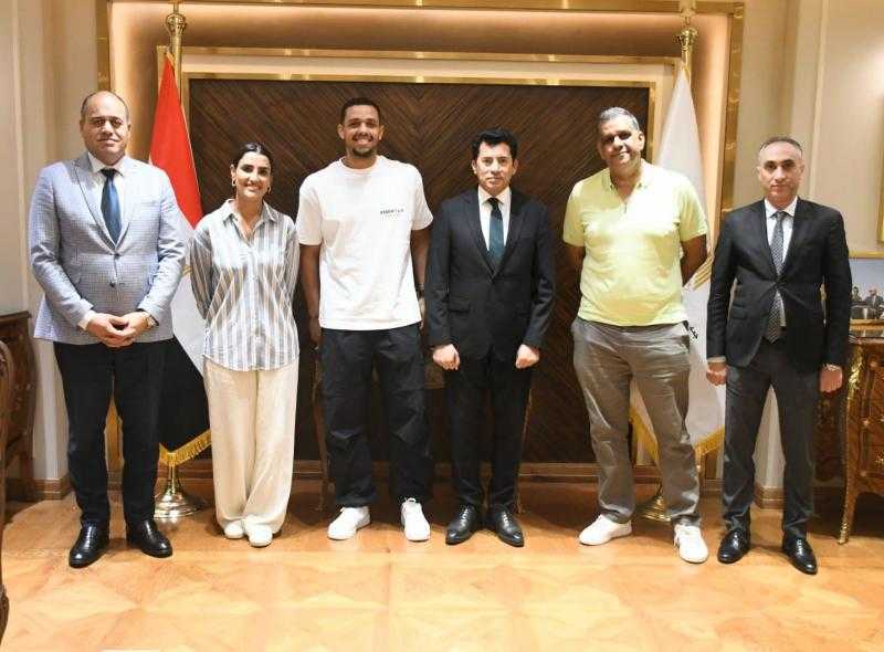 وزير الشباب والرياضة يلتقي رئيس اتحاد الإسكواش واللاعب مصطفى عسل