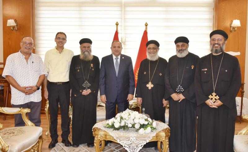 محافظ بورسعيد يستقبل وفدًا من الكنيسة للتهنئة بذكرى المولد النبوي الشريف