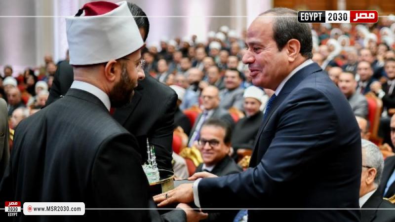 وزير الأوقاف أثناء منح الرئيس هدية تذكارية