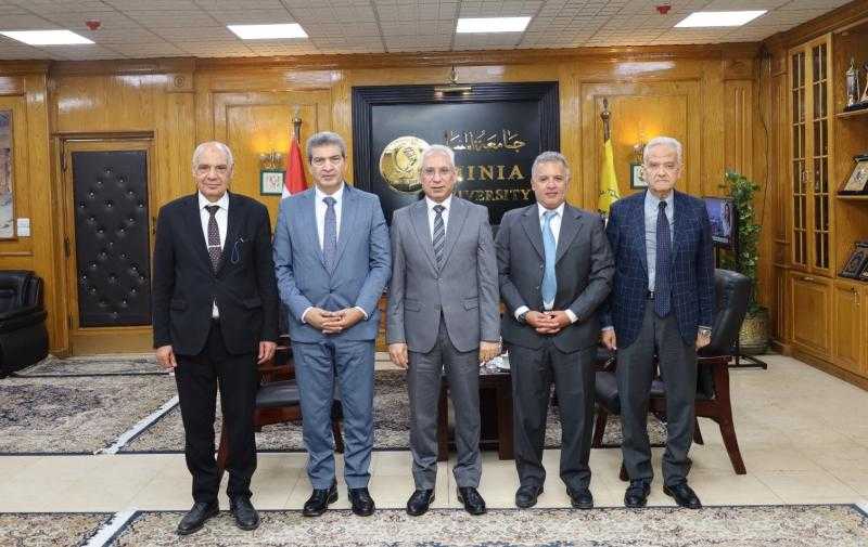 رئيس جامعة المنيا يترأس لجنة اختيار عميد كلية طب الأسنان