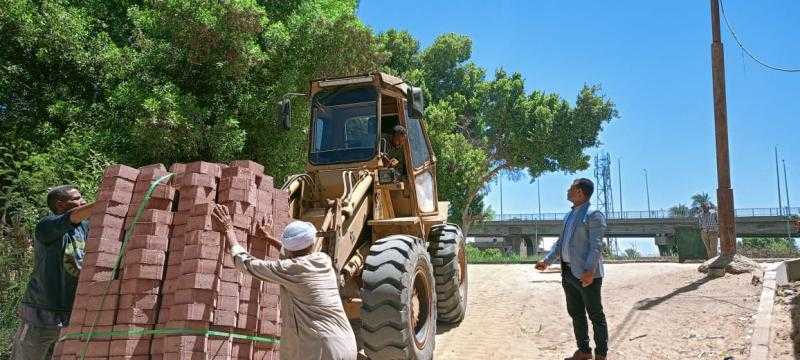 رئيس مركز ومدينة البياضية بالأقصر يتابع أعمال تطوير منطقة رواج وحديقة الحدادين