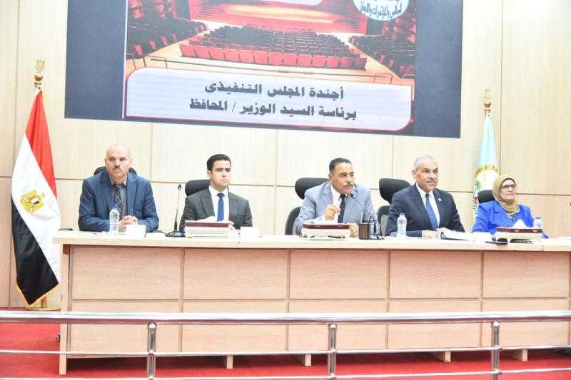 محافظ مطروح يناقش استعدادات المحافظة لاستقبال العام الدراسي الجديد