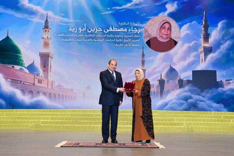 ”قومي المرأة” يشكر السيسي لتكريمه سيدتين باحتفالية المولد النبوي