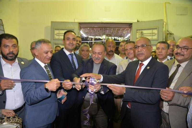 محافظ أسيوط يفتتح معرضًا للمستلزمات المدرسية المخفضة بنادي الواي