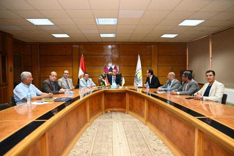 رئيس جامعة أسيوط يناقش مقترحات تنفيذ مشروعات خدمية جديدة بالتعاون مع المحافظة