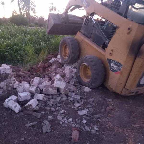 إزالة سور في المهد وإستكمال ترميم البلدورات بطريق الحزام الأخضر بحي شمال بمدينة الأقصر