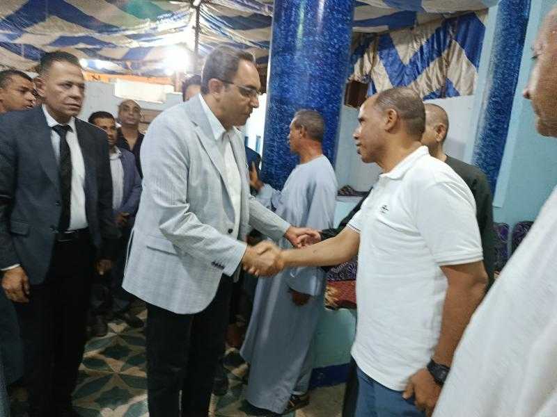 محافظ قنا يقدم واجب العزاء في شهيد العمل بقرية المراشدة